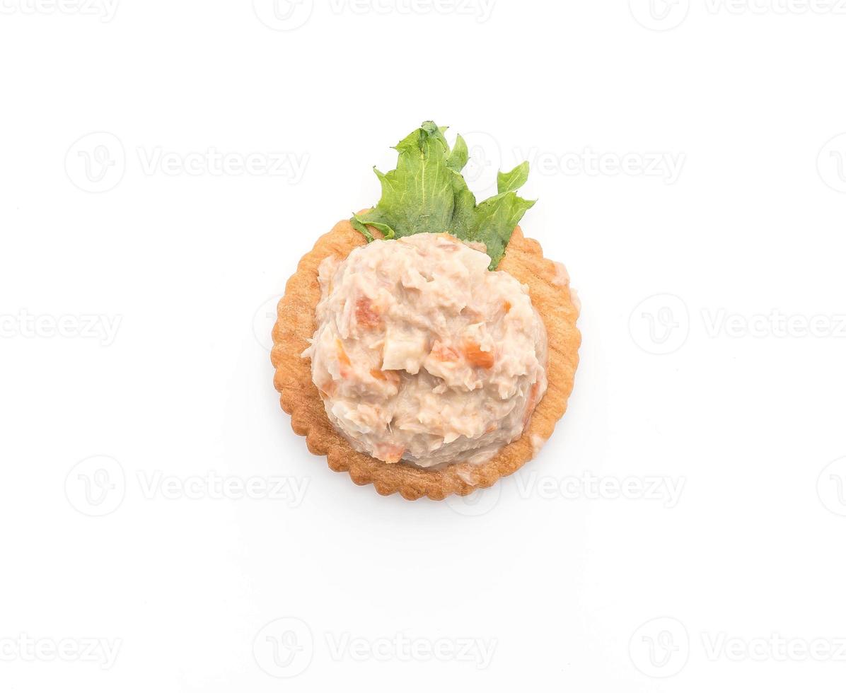 Thunfischsalat mit Cracker auf weißem Hintergrund foto