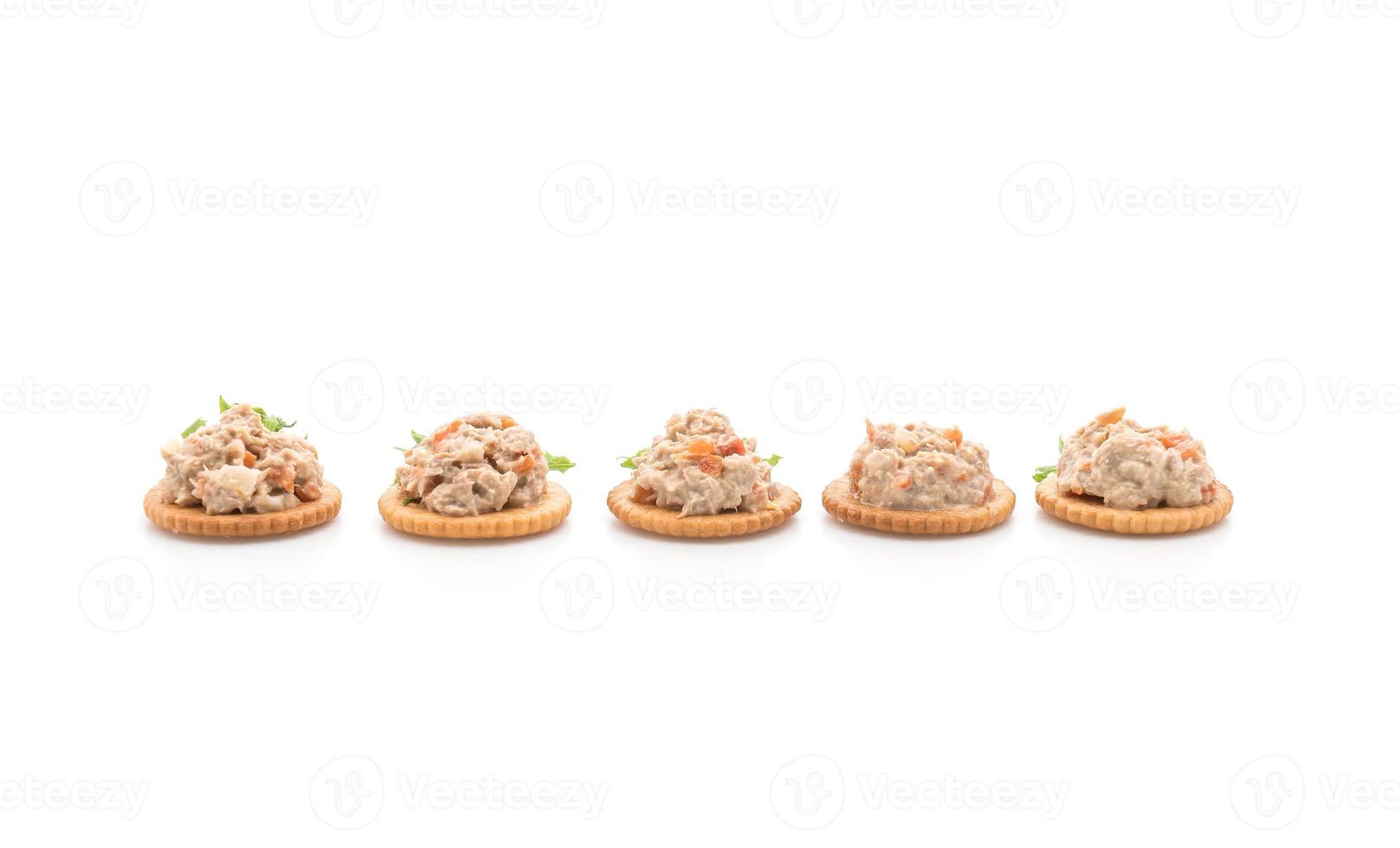 Thunfischsalat mit Cracker auf weißem Hintergrund foto