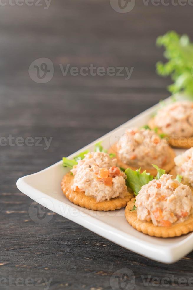 Thunfischaufstrich mit Cracker auf Holzbrett foto