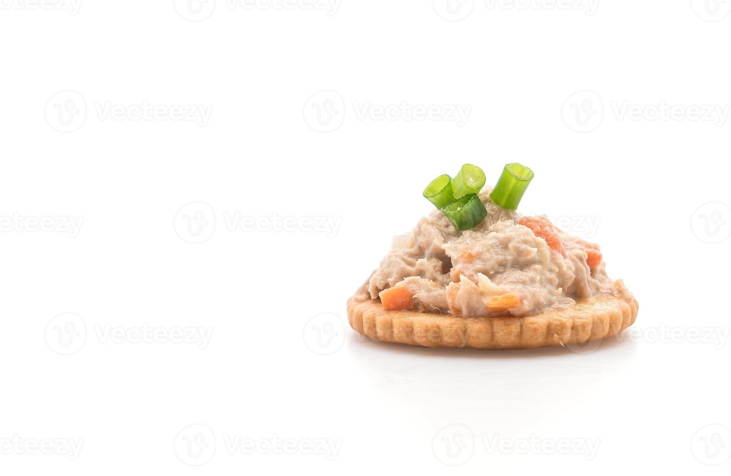 Thunfischsalat mit Cracker auf weißem Hintergrund foto