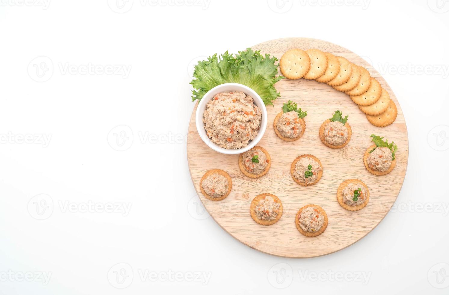 Thunfischsalat mit Cracker auf weißem Hintergrund foto