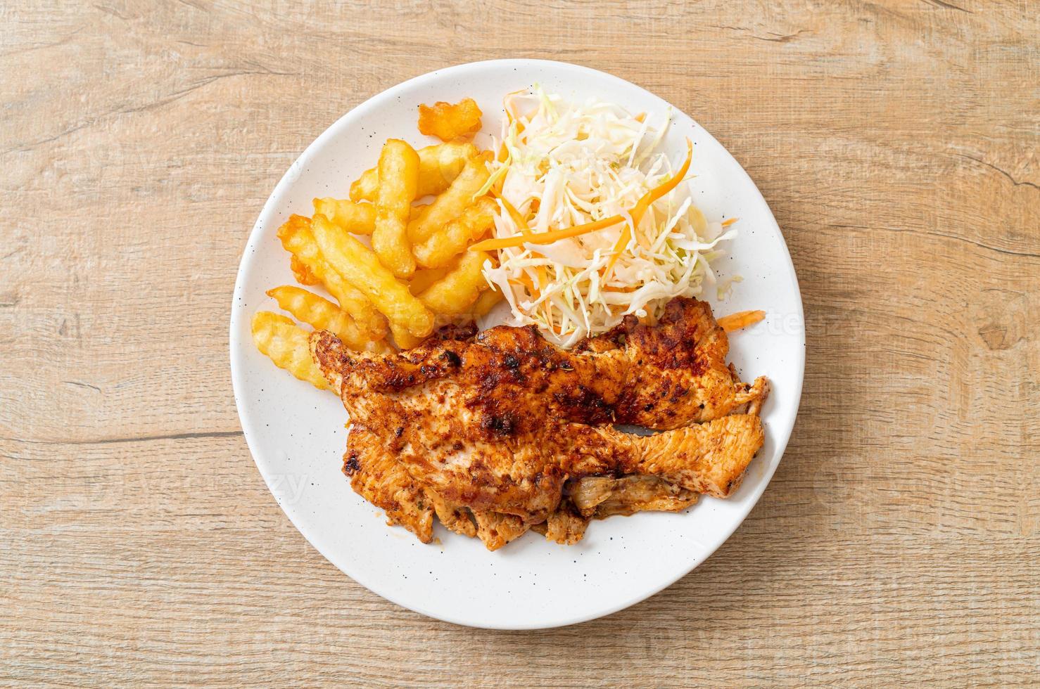 gegrilltes würziges Barbecue Chicken Steak mit Pommes frites foto