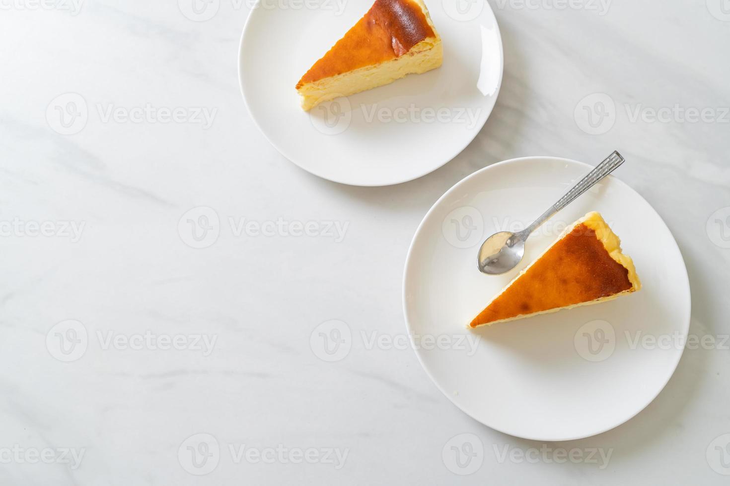 hausgemachter gebrannter Käsekuchen auf weißem Teller foto