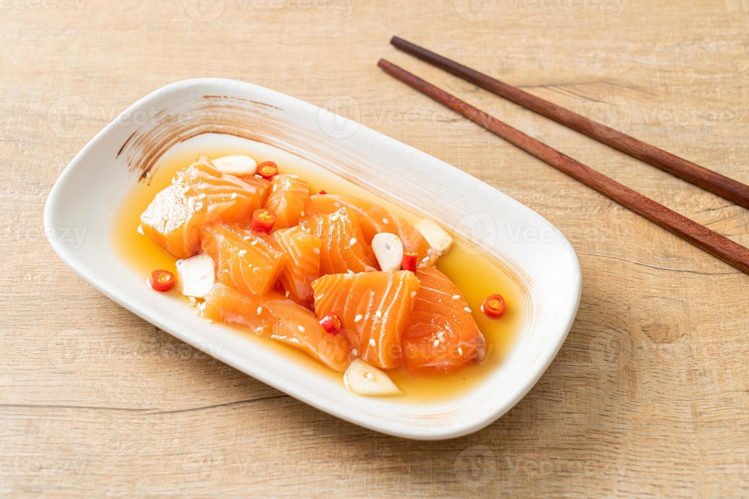 frischer Lachs roh mariniert Shoyu oder Lachs eingelegte Sojasauce - asiatische Küche foto