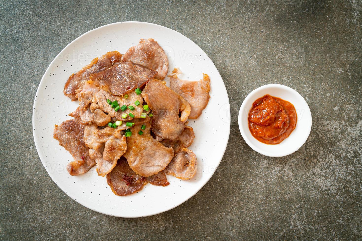 gegrillter Schweinenacken auf Teller nach asiatischer Art geschnitten foto