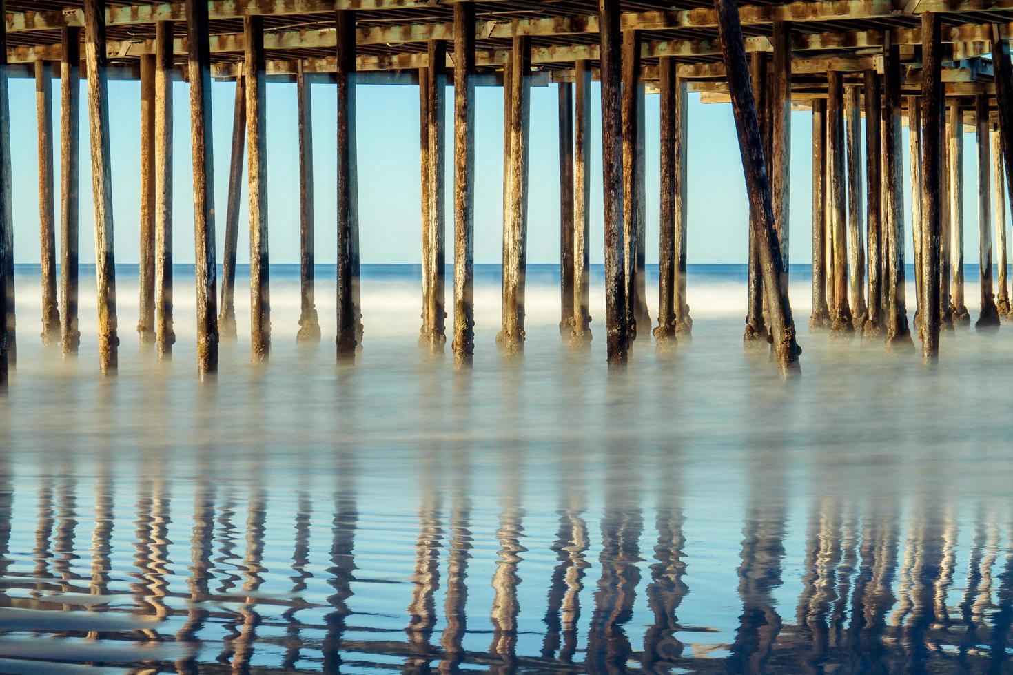 alter Pier am Strand. foto