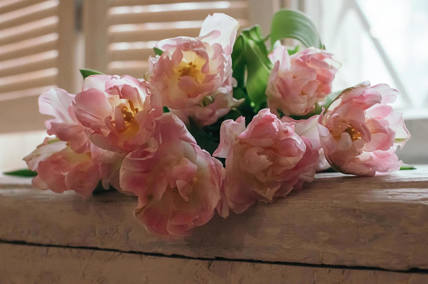 ein weicher Blumenstrauß auf einem Fensterbrett foto