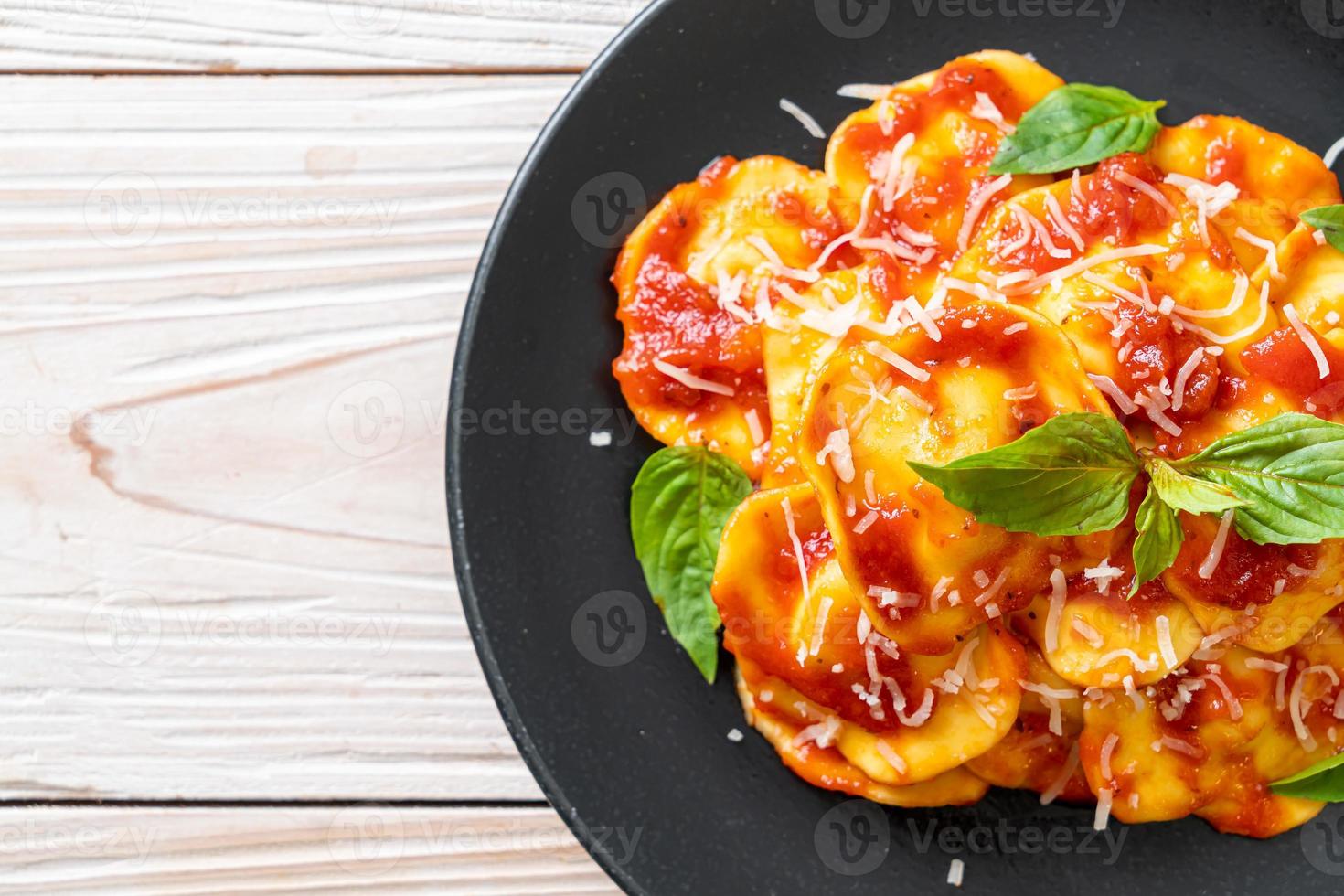 Ravioli mit Tomatensauce und Basilikum foto