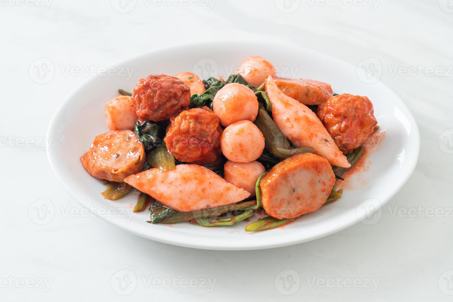 frittierte Fischbällchen mit Yentafo-Sauce verrühren foto