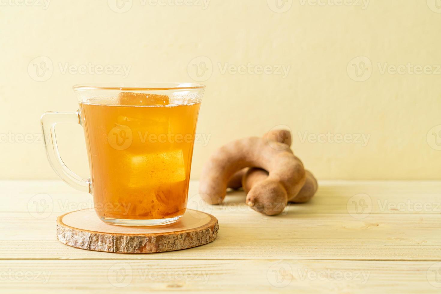 leckeres süßes Getränk Tamarindensaft und Eiswürfel foto