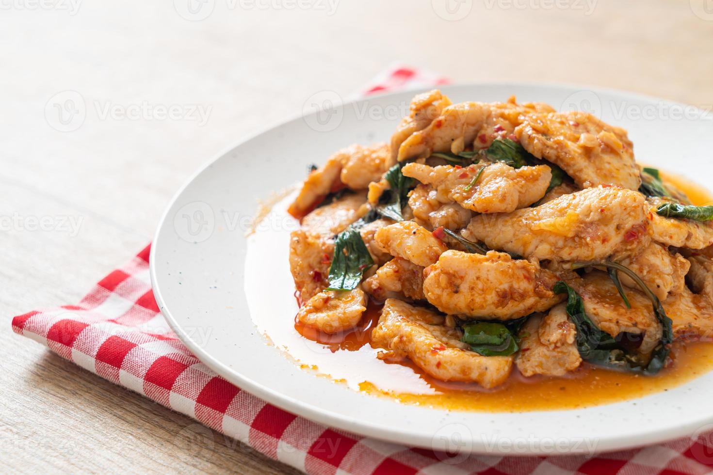 gebratenes Hähnchen mit Chilipaste rühren foto