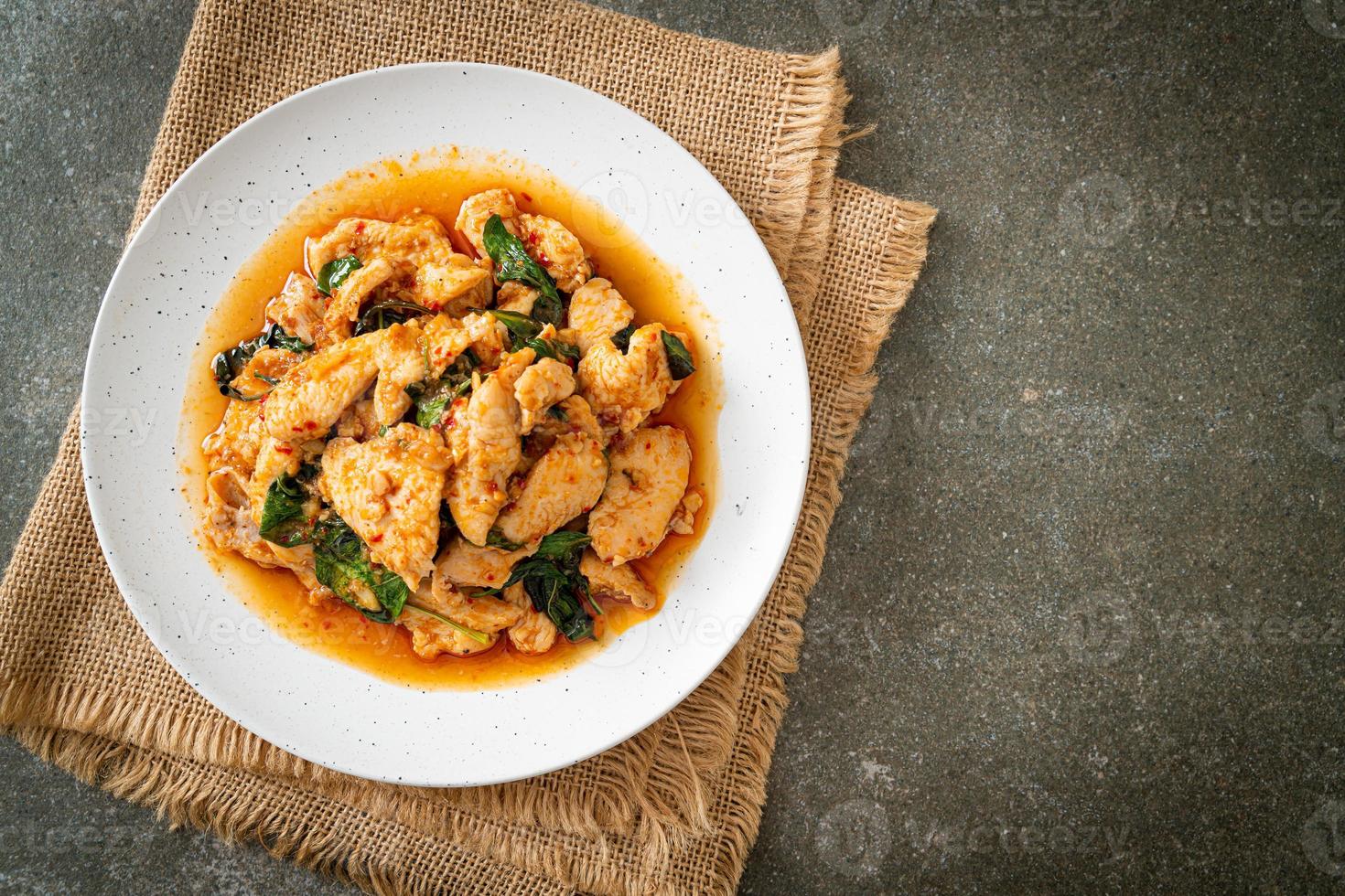 gebratenes Hähnchen mit Chilipaste rühren foto