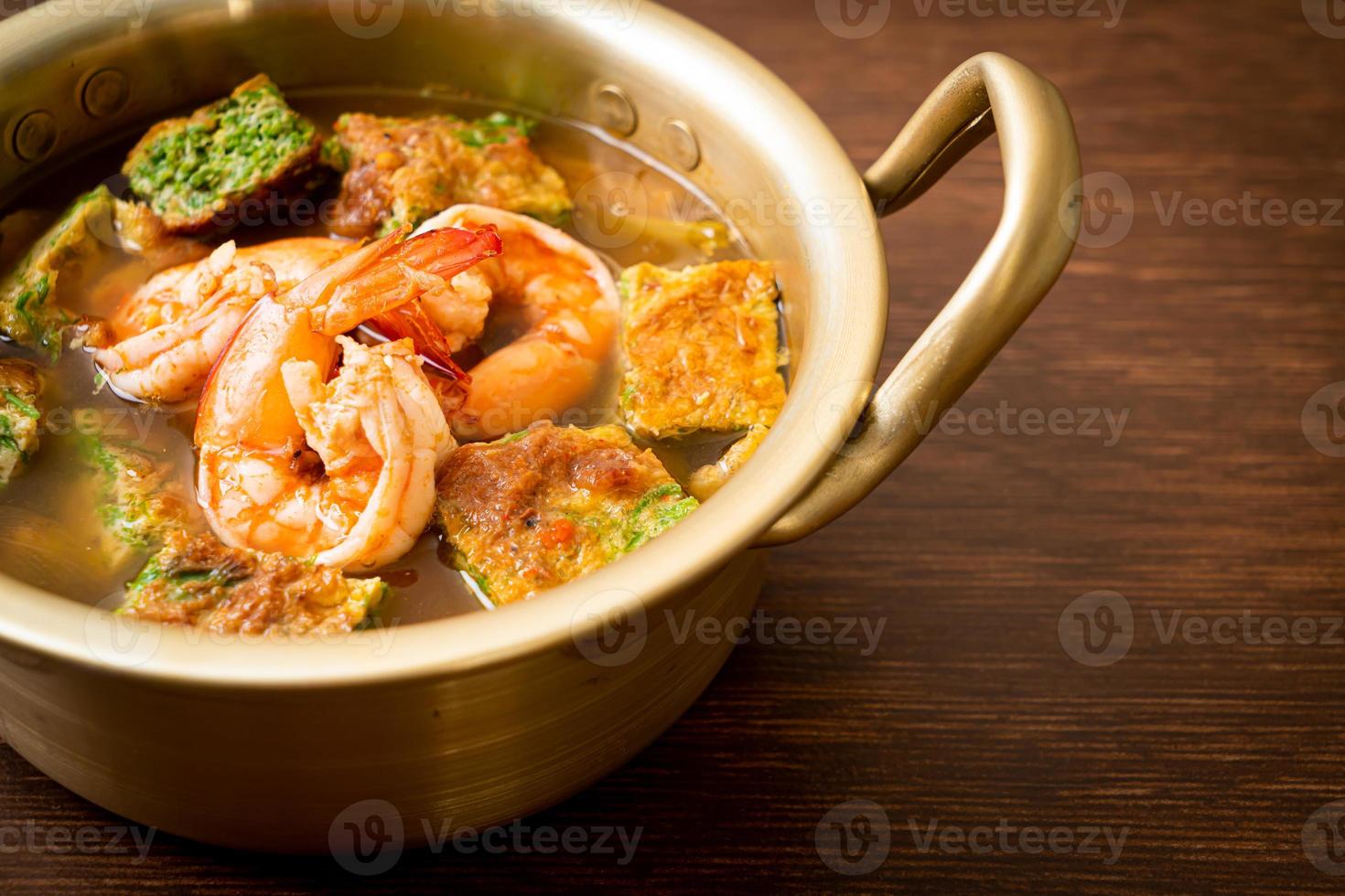 saure Suppe aus Tamarindenpaste mit Garnelen und Gemüseomelett foto