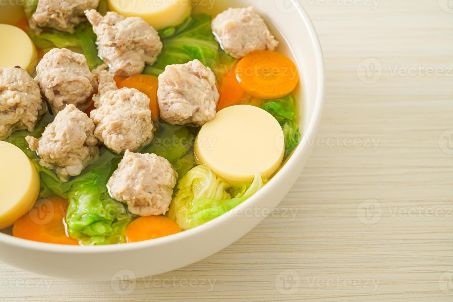 klare Suppe mit Tofu und Hackfleisch foto