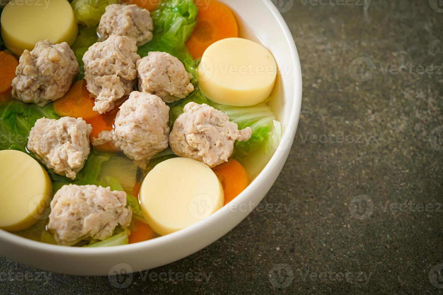 klare Suppe mit Tofu und Hackfleisch foto