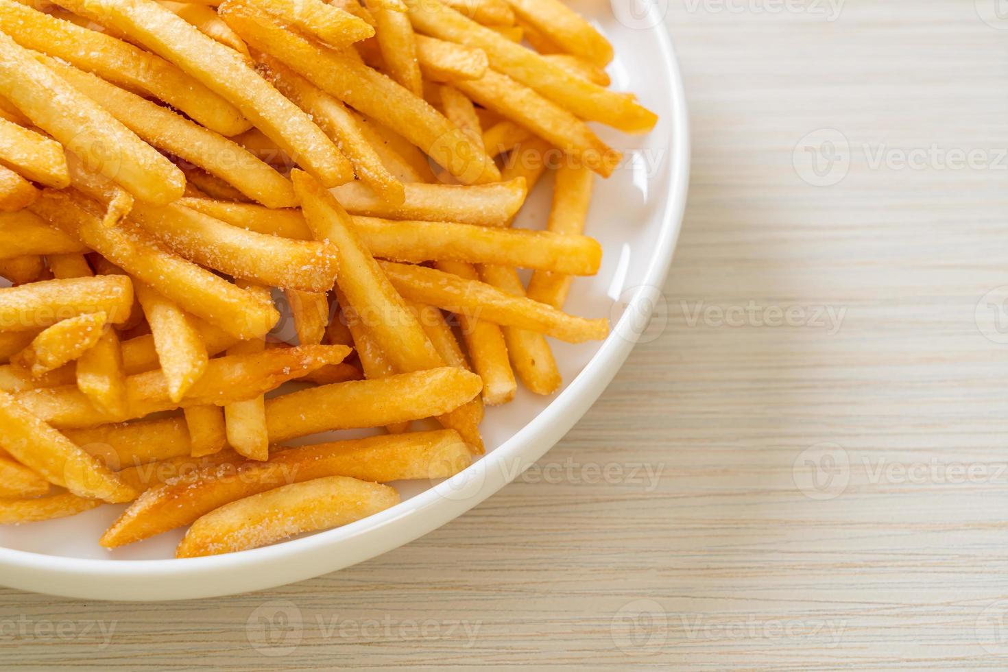 Pommes Frites mit Sauerrahm und Ketchup foto