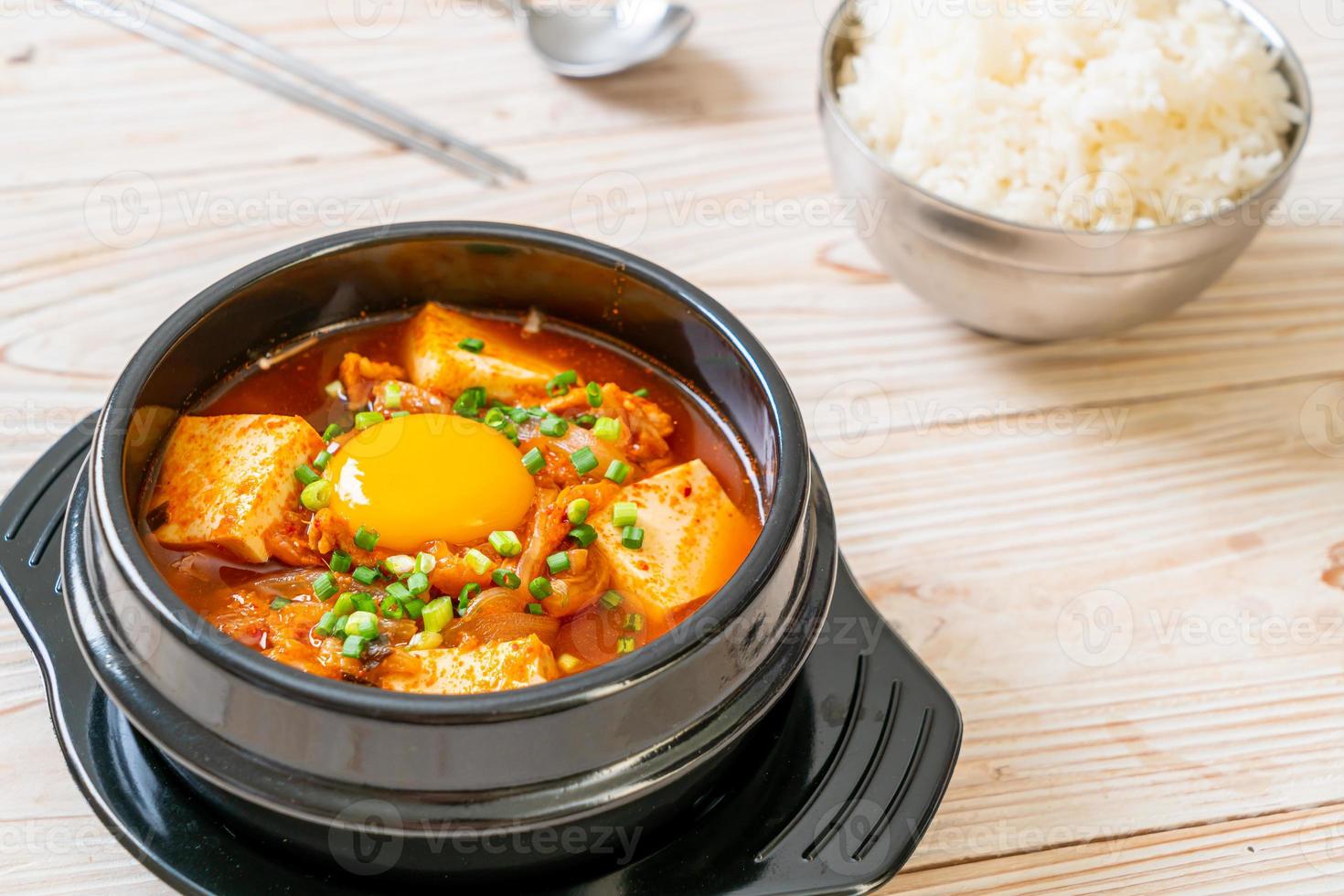 Kimchi-Suppe mit Tofu und Ei oder koreanischer Kimchi-Eintopf foto