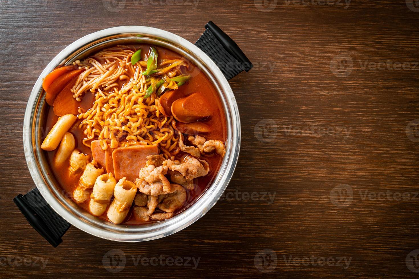 budae jjigae oder budaejjigae oder Armeeeintopf oder Armeestützpunkteintopf foto