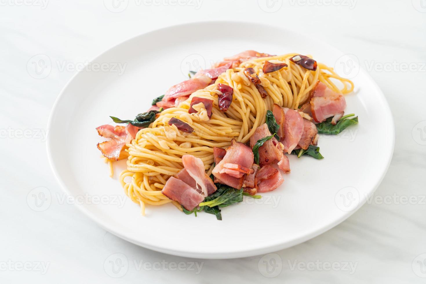 gebratene Spaghetti mit getrocknetem Chili und Speck foto