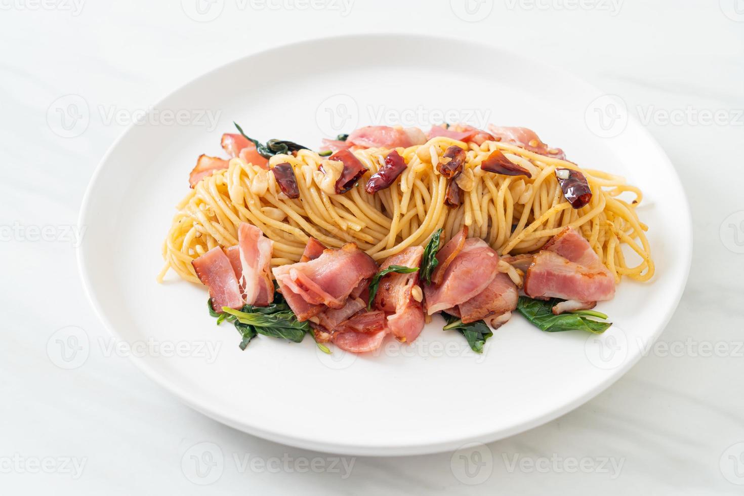 gebratene Spaghetti mit getrocknetem Chili und Speck foto