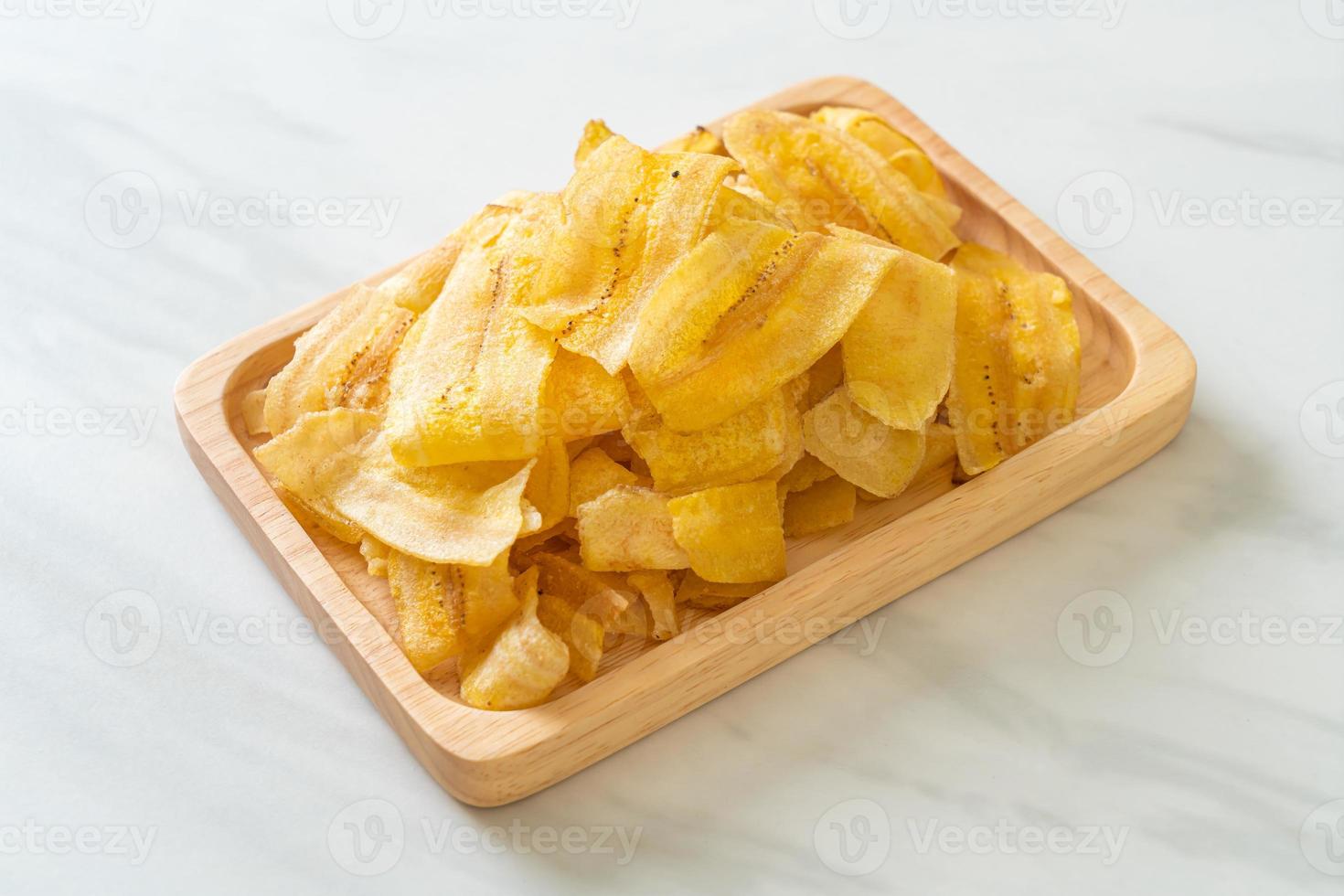 Bananenchips - gebratene oder gebackene Bananenscheiben foto