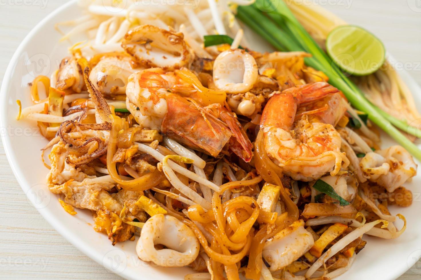 Pad Thai Seafood - gebratene Nudeln mit Garnelen, Tintenfisch oder Oktopus foto