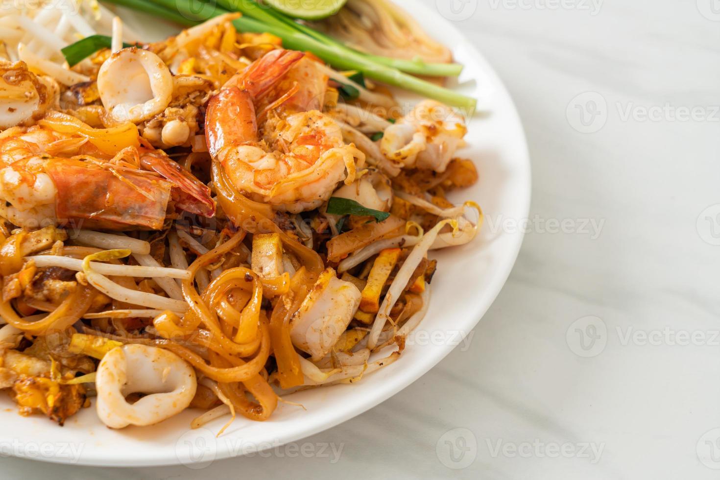 Pad Thai Seafood - gebratene Nudeln mit Garnelen, Tintenfisch oder Oktopus foto