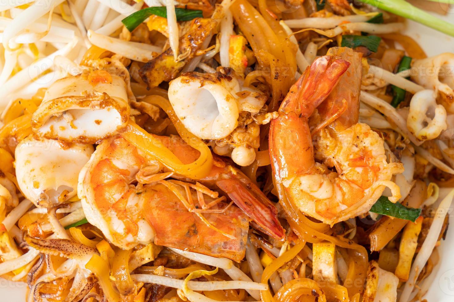 Pad Thai Seafood - gebratene Nudeln mit Garnelen, Tintenfisch oder Oktopus foto