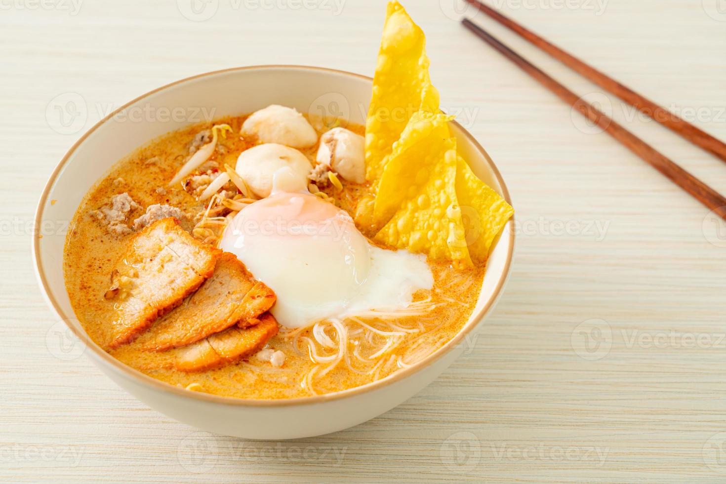 Reisfadennudeln mit Fleischbällchen in scharfer Suppe foto