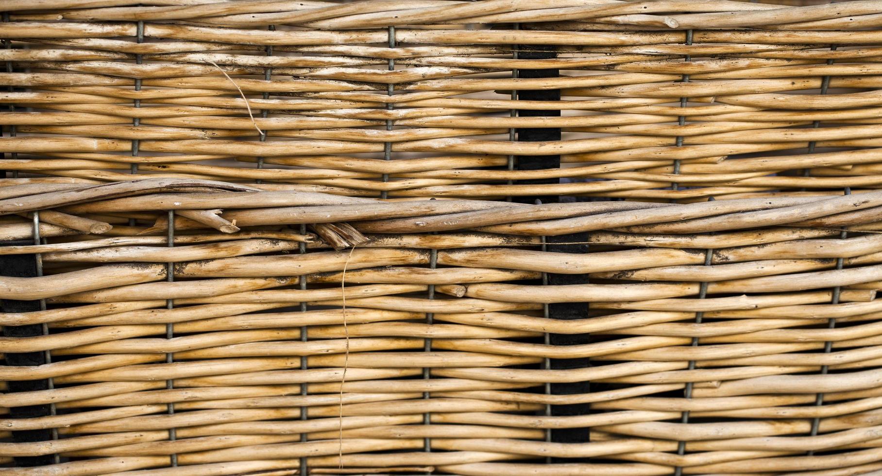 traditioneller Strohkorb aus Naturholz foto