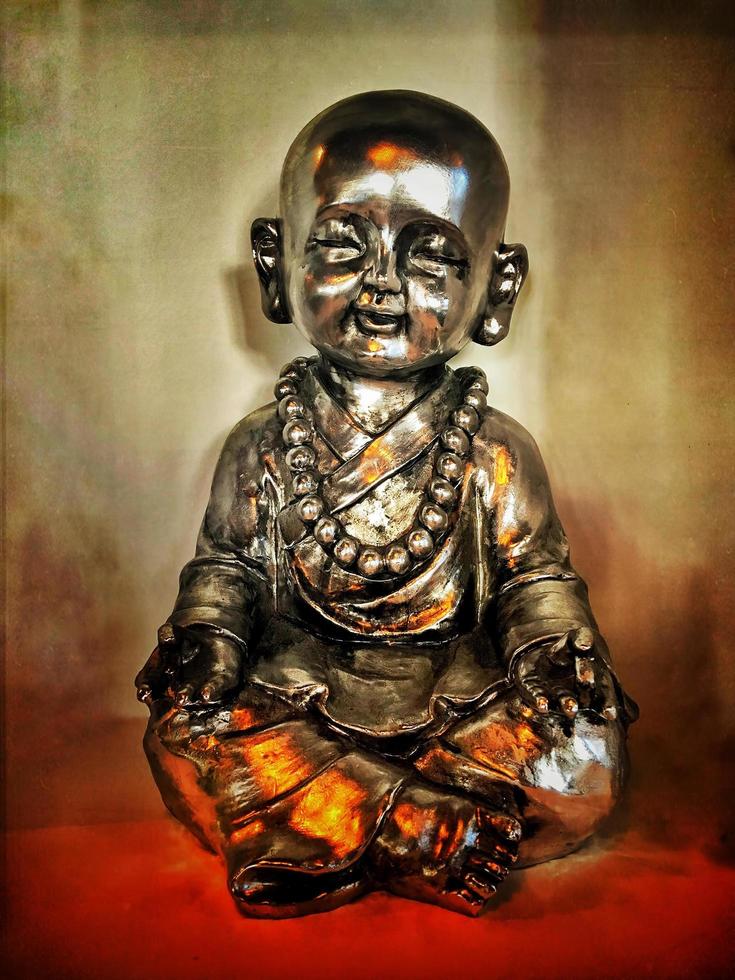 kleine Buddha-Metallic-Grunge-Skulptur foto