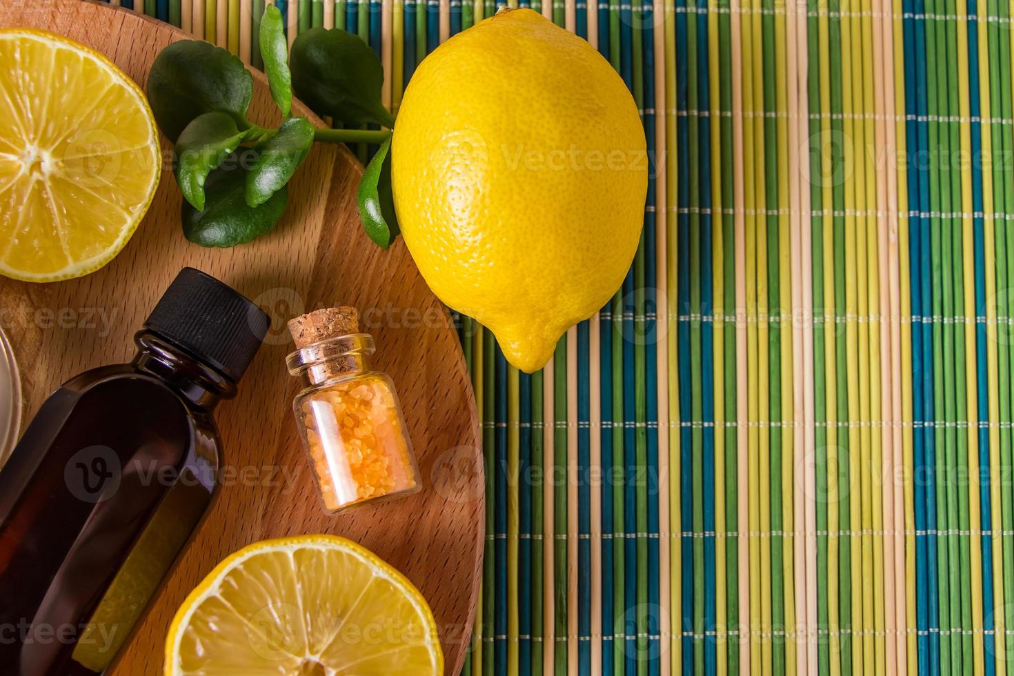 Öko-Kosmetik mit Zitronenöl. Produkte für Spa-Behandlungen, Relax foto