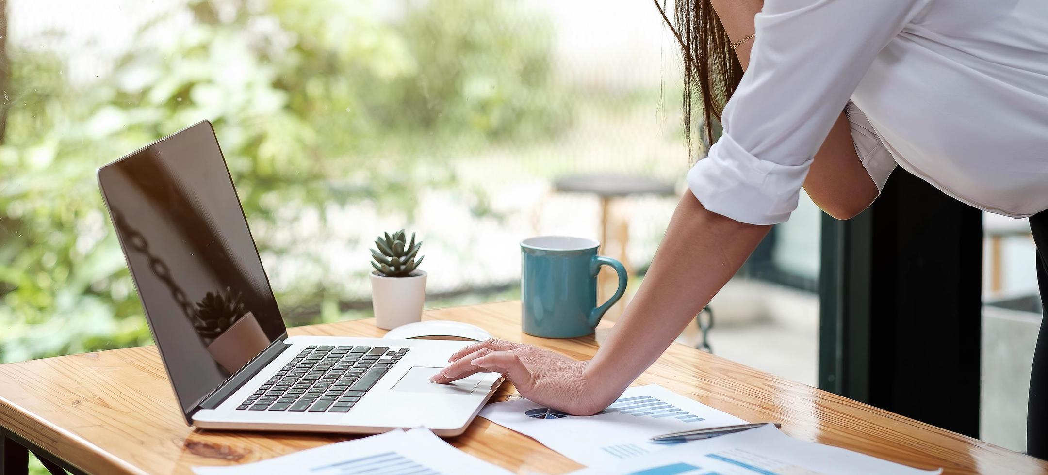 Nahaufnahme einer asiatischen Geschäftsfrau, die am Laptop arbeitet und tippt foto