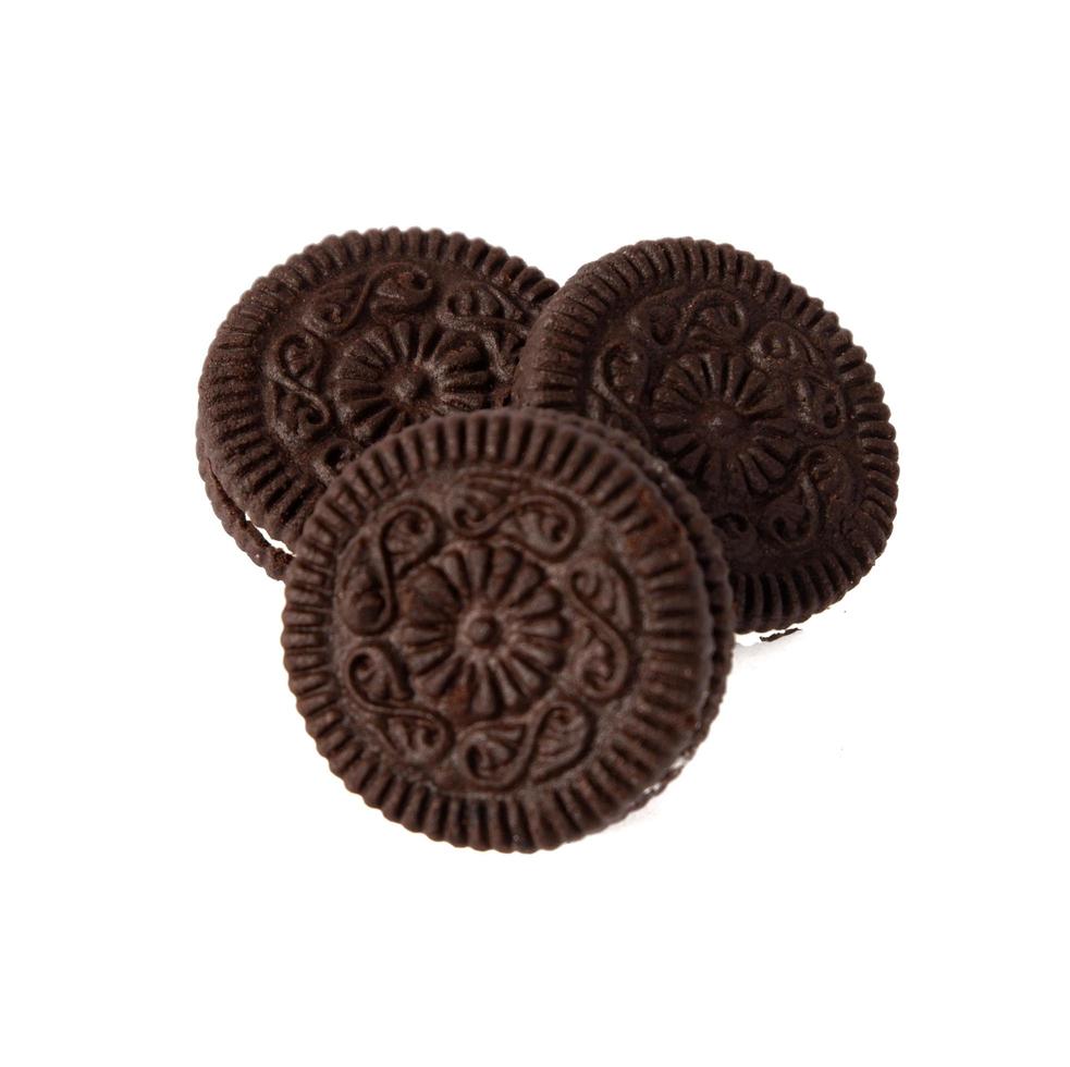 leckere Schokoladenkekse mit Sahne auf weißem Hintergrund foto