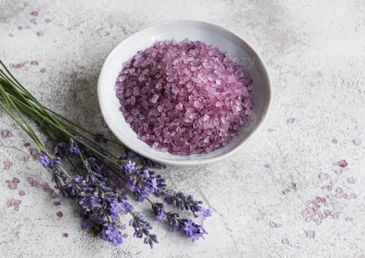 Set aus natürlicher Bio-Spa-Kosmetik mit Lavendel. foto