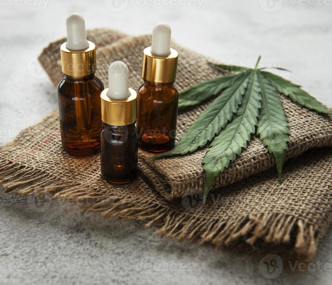 CBD-Öl, Hanf-Tinktur, Cannabis-Kosmetikprodukt zur Hautpflege. foto