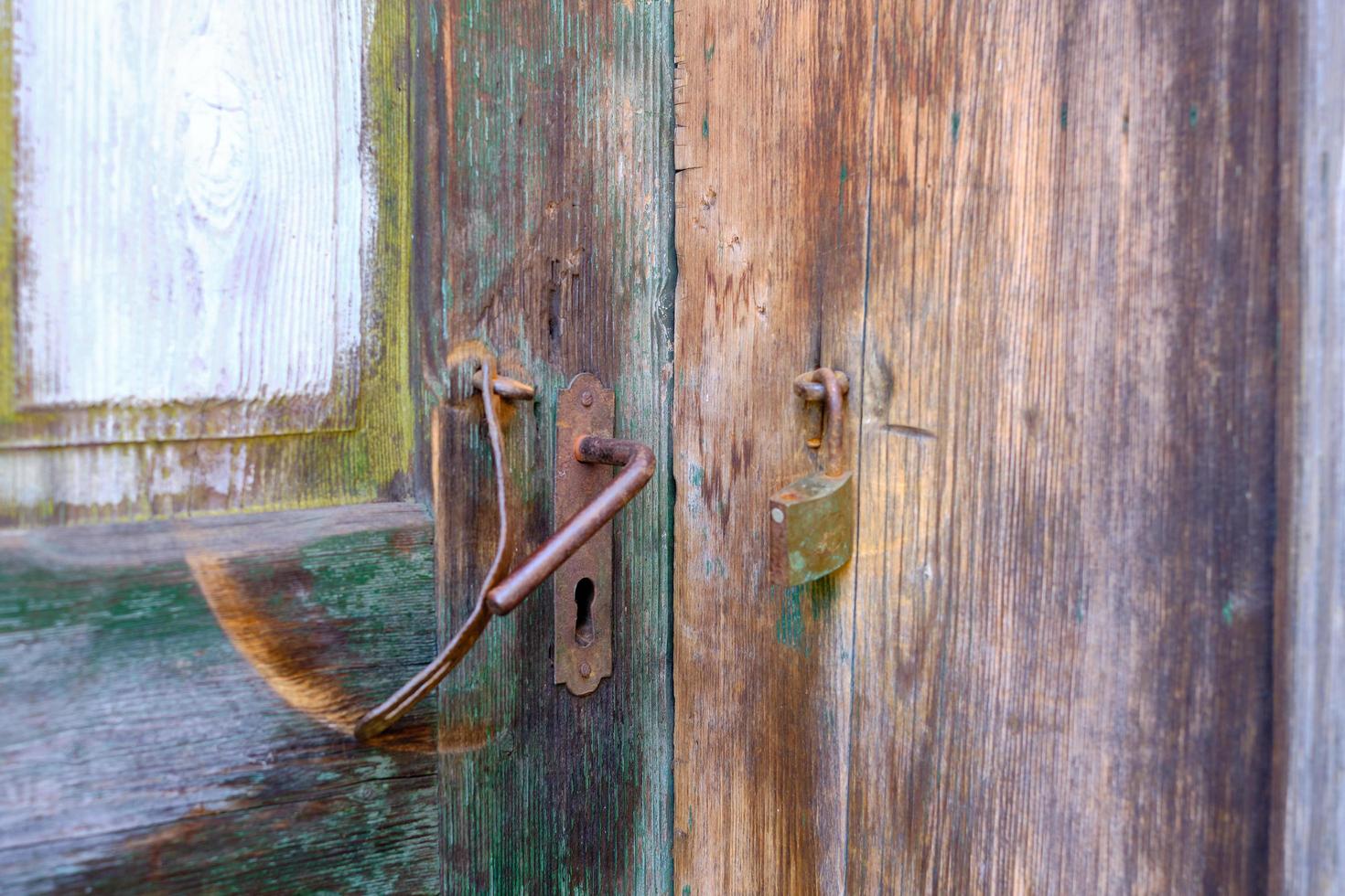alte Tür mit kaputtem Schloss foto