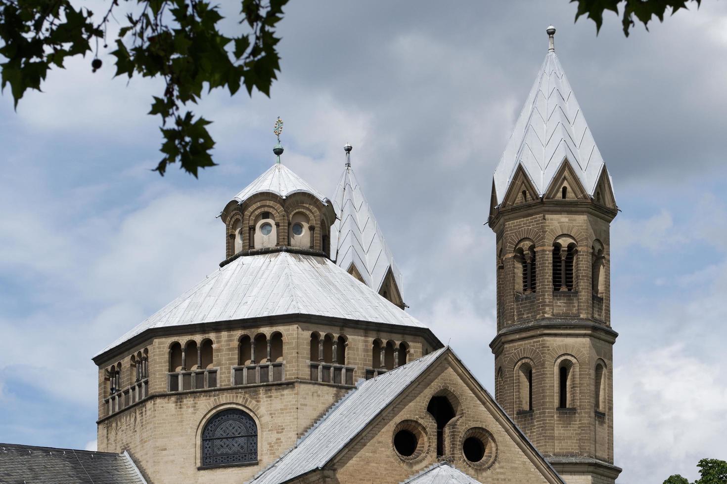 Basilika der Heiligen Apostel, romanische Kirche in Köln foto