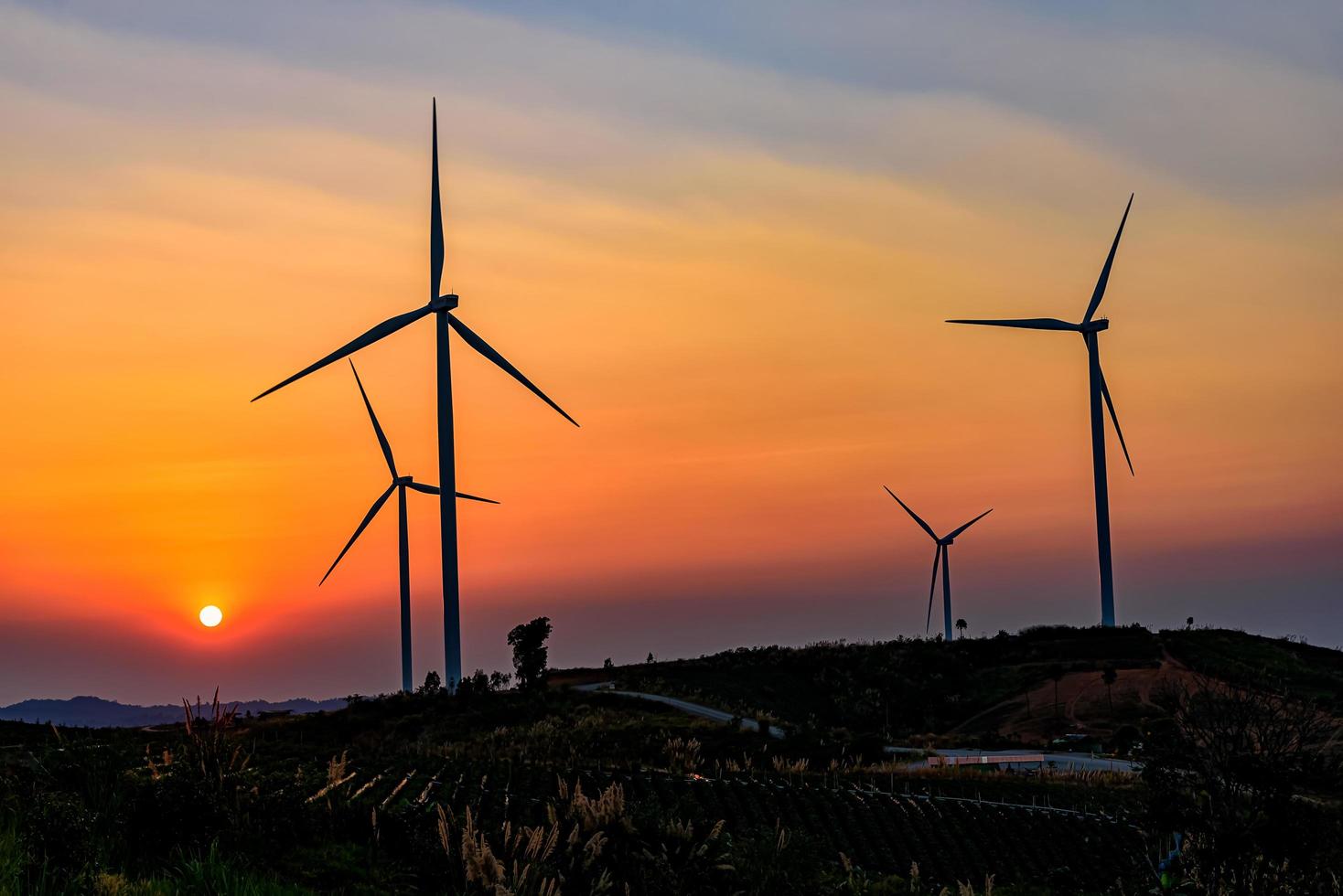 Windturbinenpark bei Sonnenuntergang foto