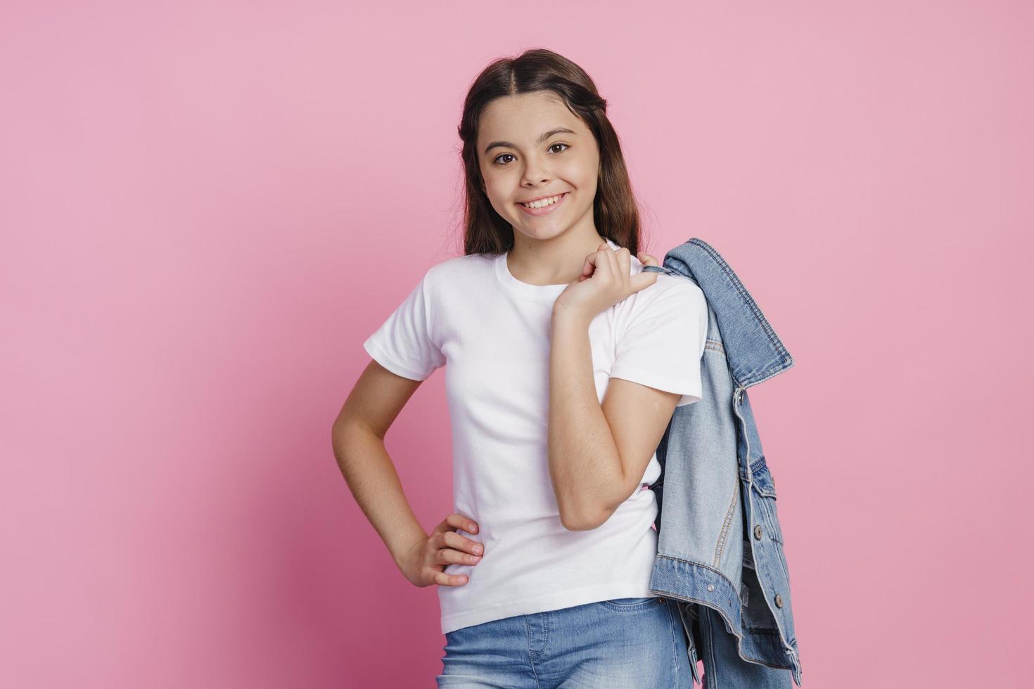 attraktives Teenager-Mädchen mit Jeansjacke auf den Schultern foto
