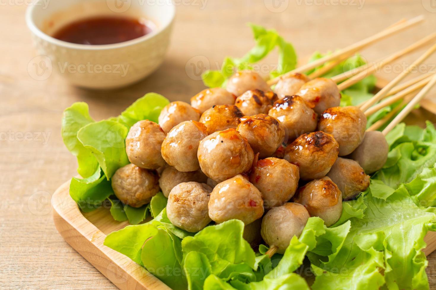 gegrillte Frikadellenspieße mit pikanter Dip-Sauce foto