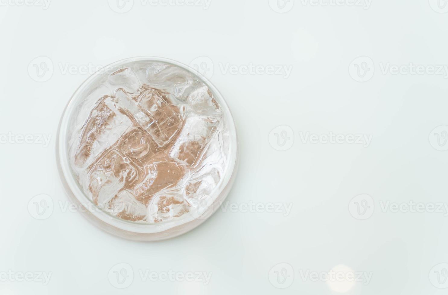 ein Glas Wasser mit Eis foto