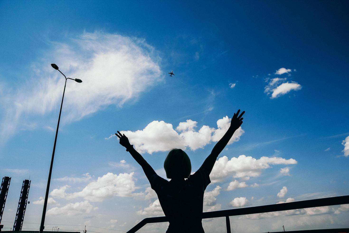 Flugzeug und Silhouette Frau auf dem Himmelshintergrund foto