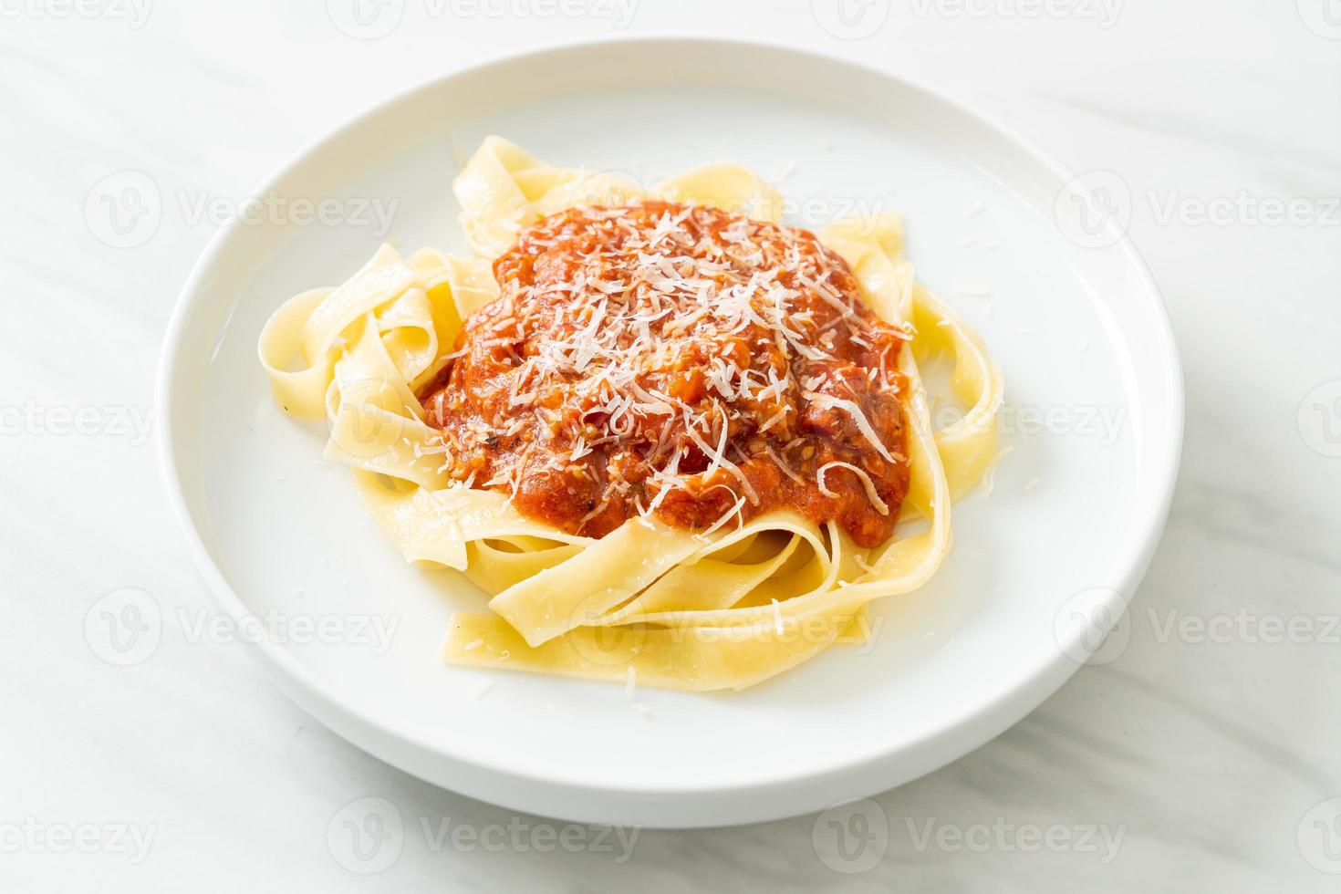 Schweinefleisch-Bolognese-Fettuccine-Nudeln mit Parmesan-Käse - italienische Küche foto