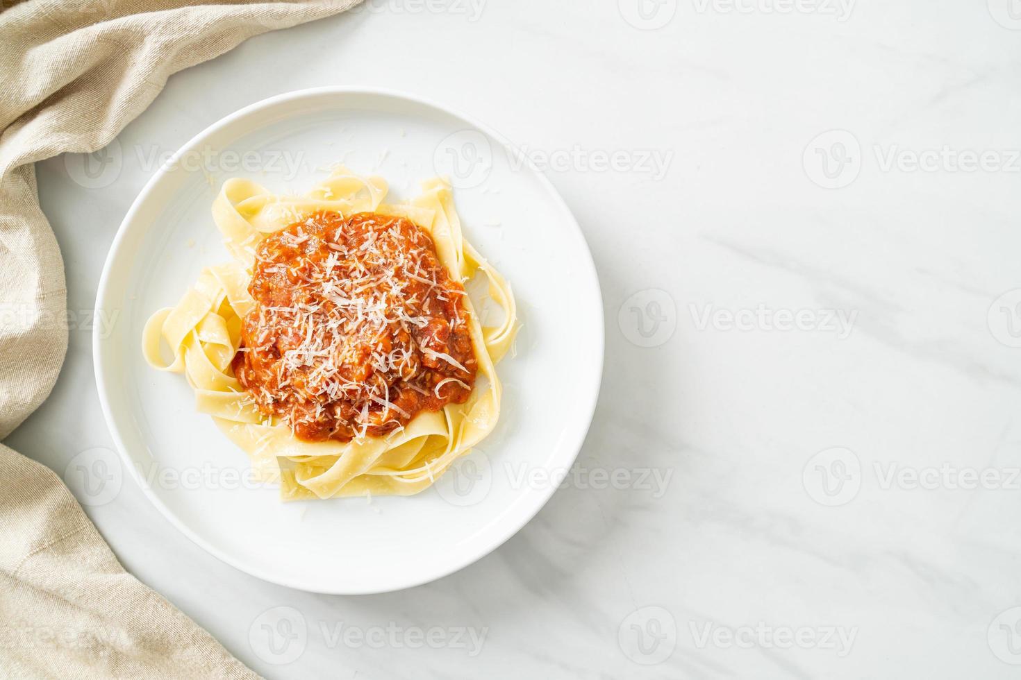 Schweinefleisch-Bolognese-Fettuccine-Nudeln mit Parmesan-Käse - italienische Küche foto