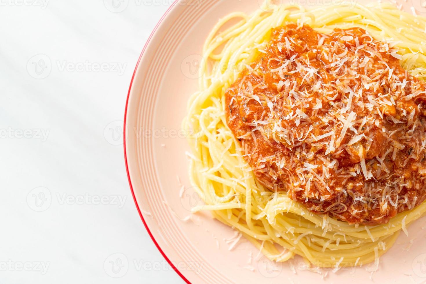 Schweinebolognese Spaghetti mit Parmesankäse - italienische Küche foto