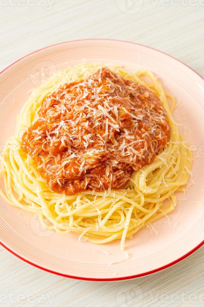 Schweinebolognese Spaghetti mit Parmesankäse - italienische Küche foto