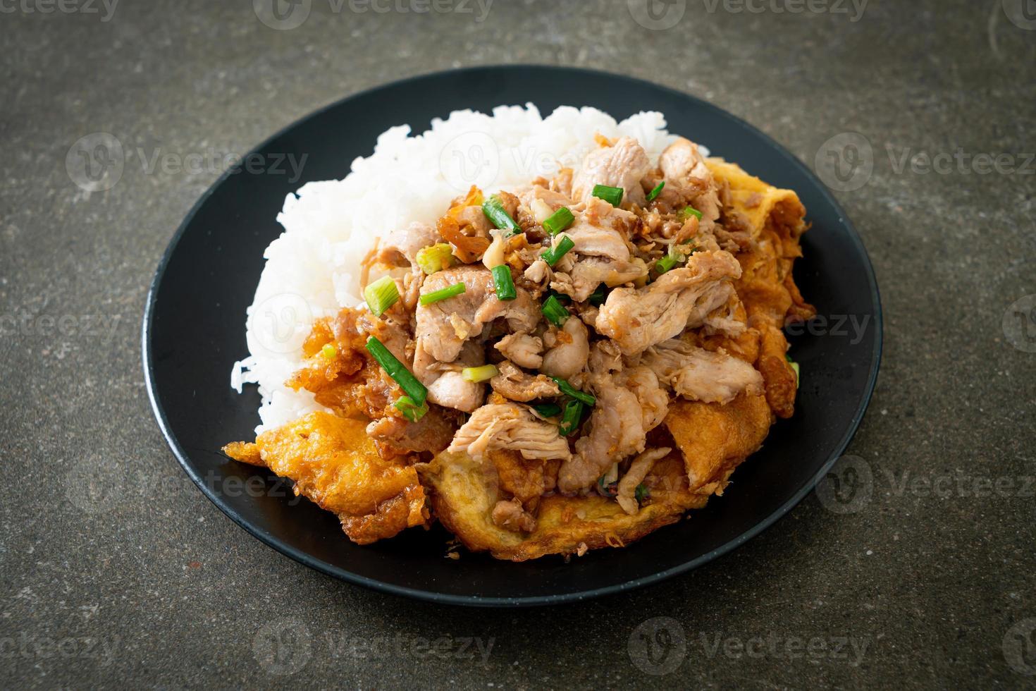 gebratenes Schweinefleisch mit Knoblauch und Ei auf Reis - asiatische Küche foto