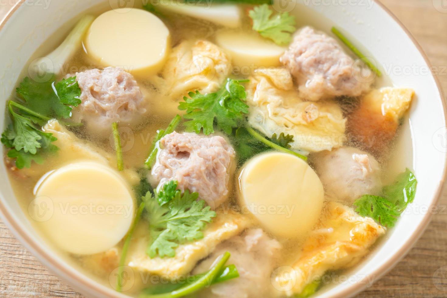 Spiegeleiersuppe oder Omelettsuppe mit Hackfleisch foto