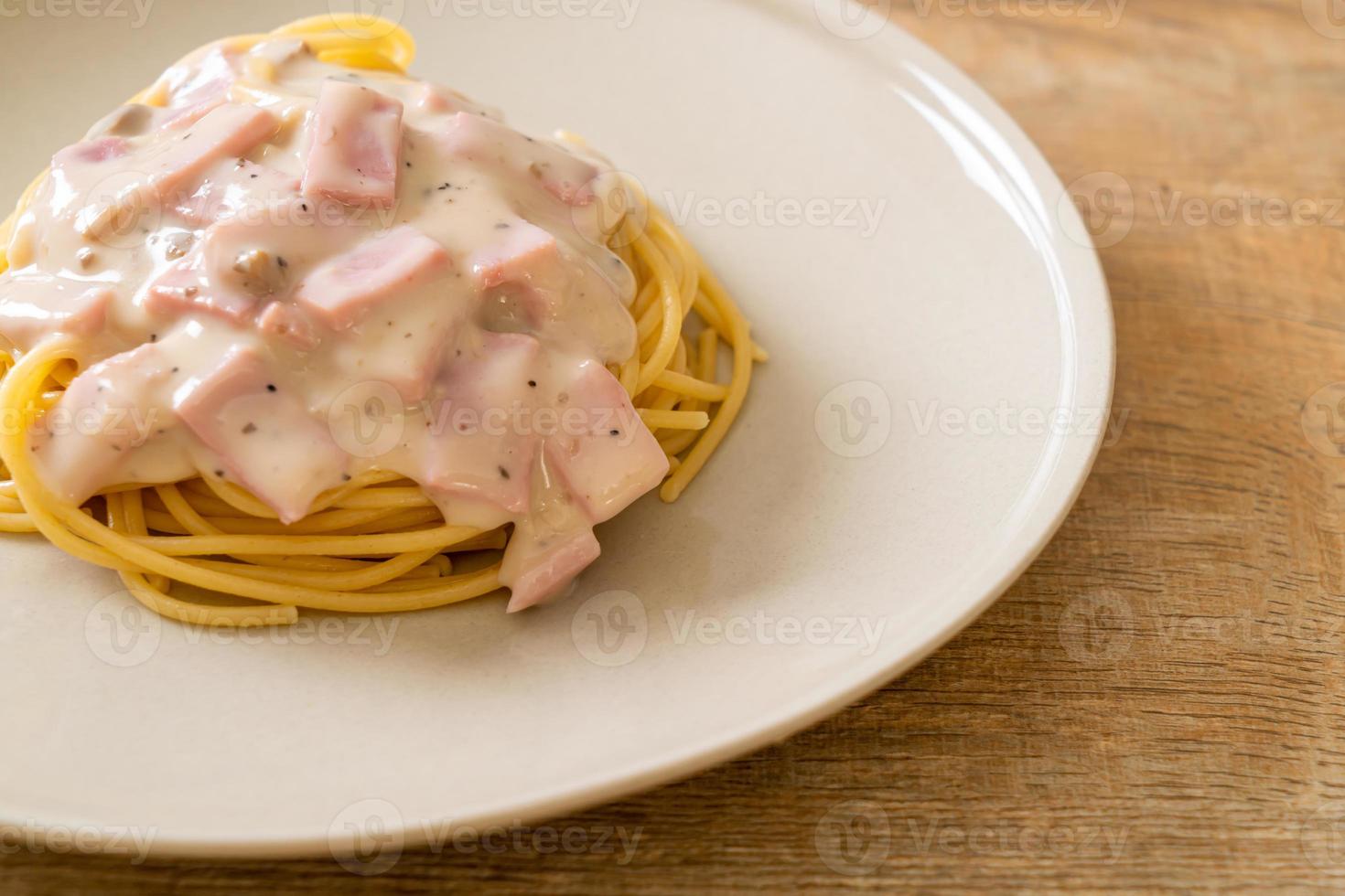 hausgemachte Spaghetti weiße Sahnesauce mit Schinken nach italienischer Art foto